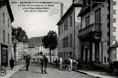 Saint-Flour Fauboug la rue du Pont Neuf la poste et la place Afred-Bert au faubourg