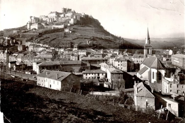 Saint-Flour Fauboug Le ville basse avec l eglise Sainte-Christine