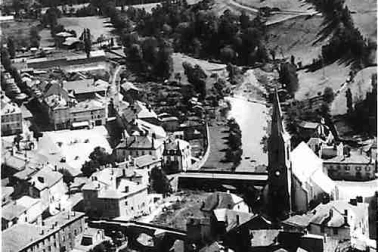 Saint-Flour Fauboug Vue aerienne de la ville basse avec l eglise Sainte Christine
