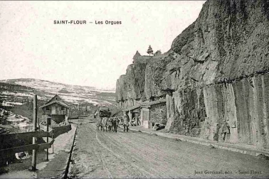 Saint-Flour les Orgues montee vers la ville haute