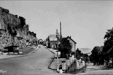 Saint-Flour L avenue des Orgues a gauche et l avenue de Verdun a droite dans les annees 1940