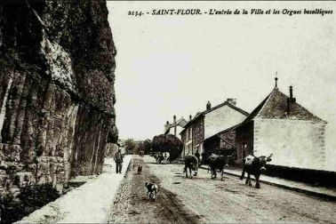 Saint-Flour L entree de la ville et les Orgues basaltiques