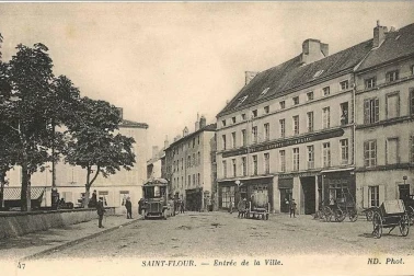 Saint-Flour ville haute - Entree de la ville avec l autobus
