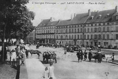 Saint-Flour ville haute - Place du foirail les promenades