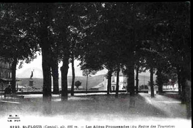 Saint-Flour ville haute - Les allee promenades au repos des touristes