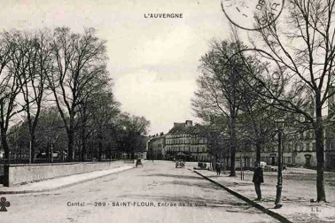 Saint-Flour ville haute - Entree de la ville et les promenades