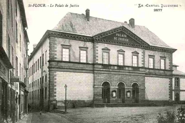 Saint-Flour ville haute - Le palais de justice Le Cantal illustre
