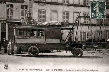 Saint-Flour L autobus de Chaudesaigues en 1908