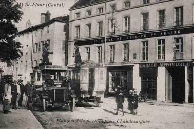 Saint-Flour L automobile partant pour Chaudesaigues en 1910