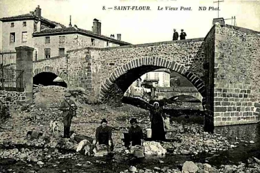 Saint-Flour ville basse Le vieux pont les lavandieres sur les rives du Lander