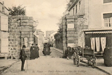 Saint-Flour ville haute - Porte Ribeyre et rue du College