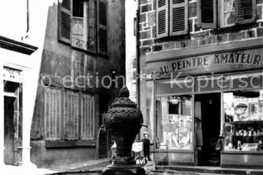 Saint-Flour ville haute - La vieille fontaine dans la ville haute