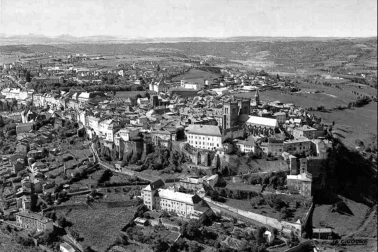 Saint-Flour ville haute - Vue aerienne de la ville