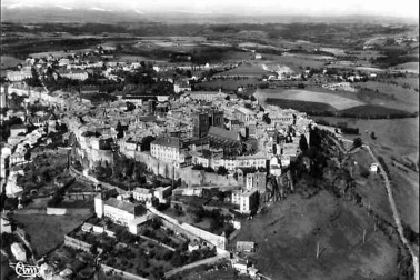 Saint-Flour ville haute - Une vue aerienne du bourg