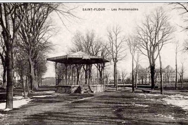 Saint-Flour ville haute - Les promenades le kiosque a musique