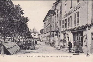 Saint-Flour ville haute - Le Cours Spy des Termes et la gendarmerie