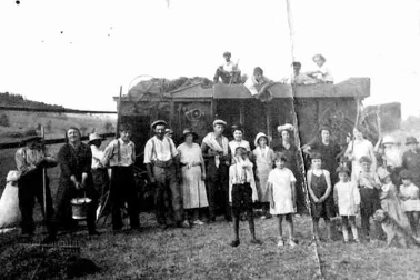 Saint-Flour La batteuse dans le Cantal dans les annees 1930