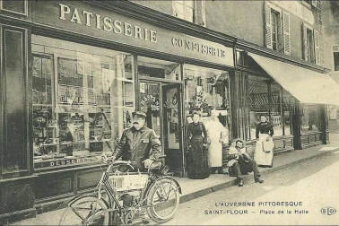 Saint-Flour Commerce place de la Halle