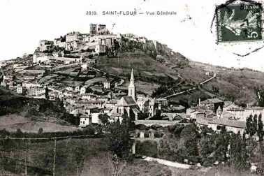 Saint-Flour ville basse Vue generale et l eglise