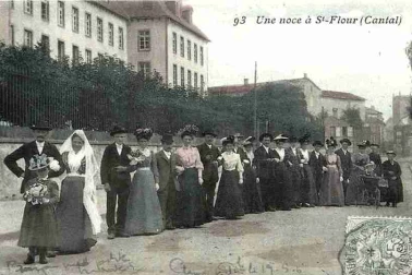 Saint-Flour ville haute - Une noce a St-Flour en 1906 devant le petit Seminaire