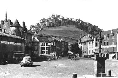 Saint-Flour ville basse Place de la Liberte dans les annee 50