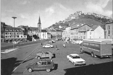 Saint-Flour ville basse La place du faubourg en ville basse dans les annees 60