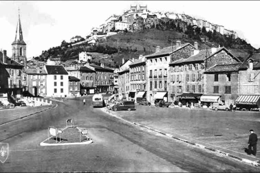 Saint-Flour ville basse Dans les annees 60 Place de la Liberte