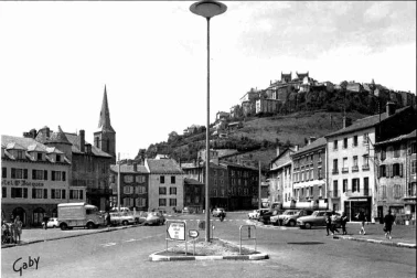 Saint-Flour ville basse La place animee