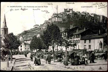 Saint-Flour ville basse Le Faubourg un jour de foire