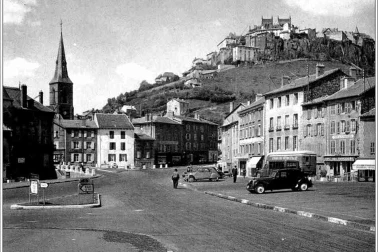 Saint-Flour ville basse La place de la ville basse au faubourg