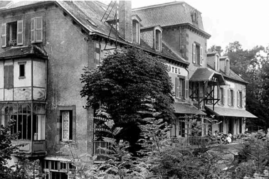 Saint-Flour vile basse Hotel Terminus place de la gare