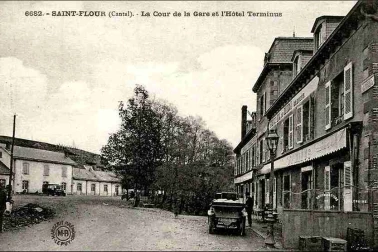 Saint-Flour vile basse La cour de la gare et l Hotel Terminus
