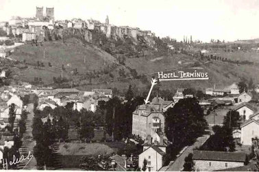 Saint-Flour vile basse Hotel Terminus et vue generale du faubourg
