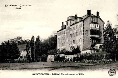 Saint-Flour vile basse Hotel Terminus et la ville