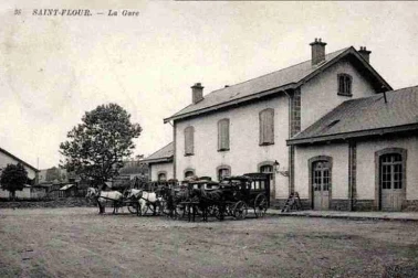 Saint-Flour ville basse La gare du bourg avec les diligences