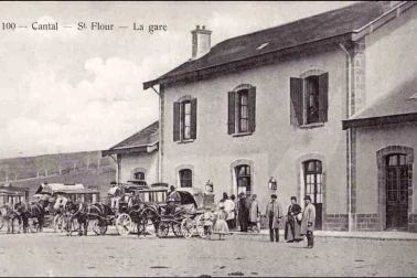 Saint-Flour ville basse la gare les diligences attendent les voyageurs