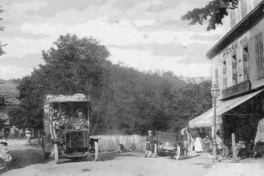 Saint-Flour ville basse L autobus devant l hotel du Midi place de la gare
