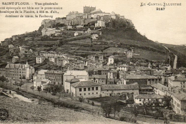 Saint-Flour Vue generale La cite episcopale est batie sur le promontoire basaltique de la Planeze