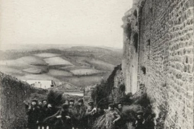 Saint-Flour monte des Roches sous les remparts