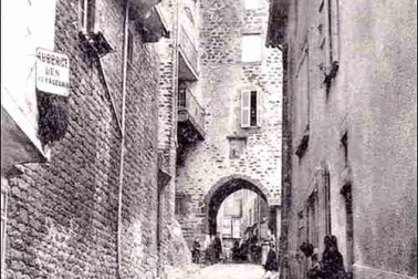 Saint-Flour Portail et rue des Tuiles