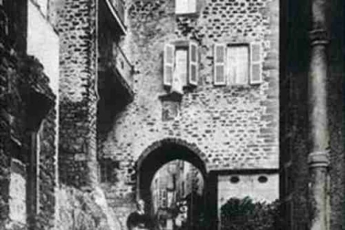Saint-Flour Le portail des tuiles