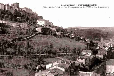 Saint-Flour ville basse Les remparts de la ville et le Faubourg
