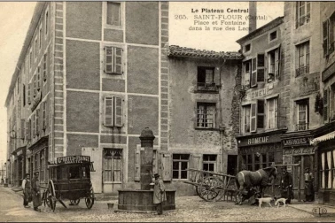 Saint-Flour ville haute - Place et fontaine dans la rue des Lacs
