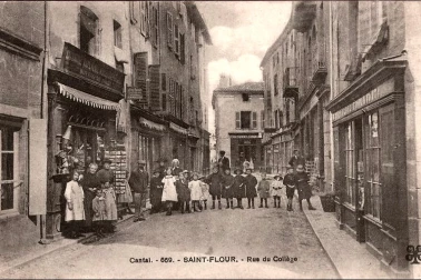Saint-Flour ville haute - Rue du College animee