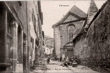 Saint-Flour ville haute - Rue des Planchettes animee