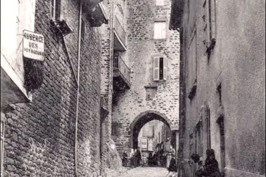 Saint-Flour ville haute - Portail et rue des Tuiles