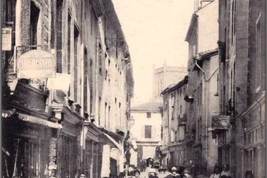 Saint-Flour ville haute - Rue du College animee enfants