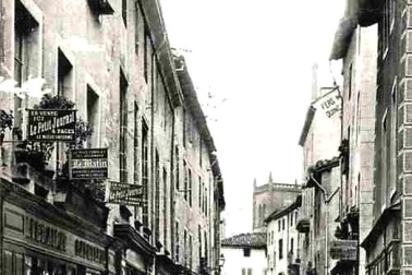 Saint-Flour ville haute - Rue du College animee groupe d enfants