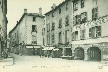Saint-Flour ville haute - Rue Marchande avec les Arcades
