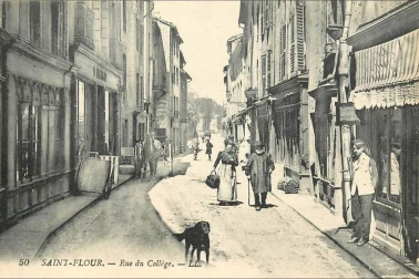 Saint-Flour ville haute - Rue du College avec un chien